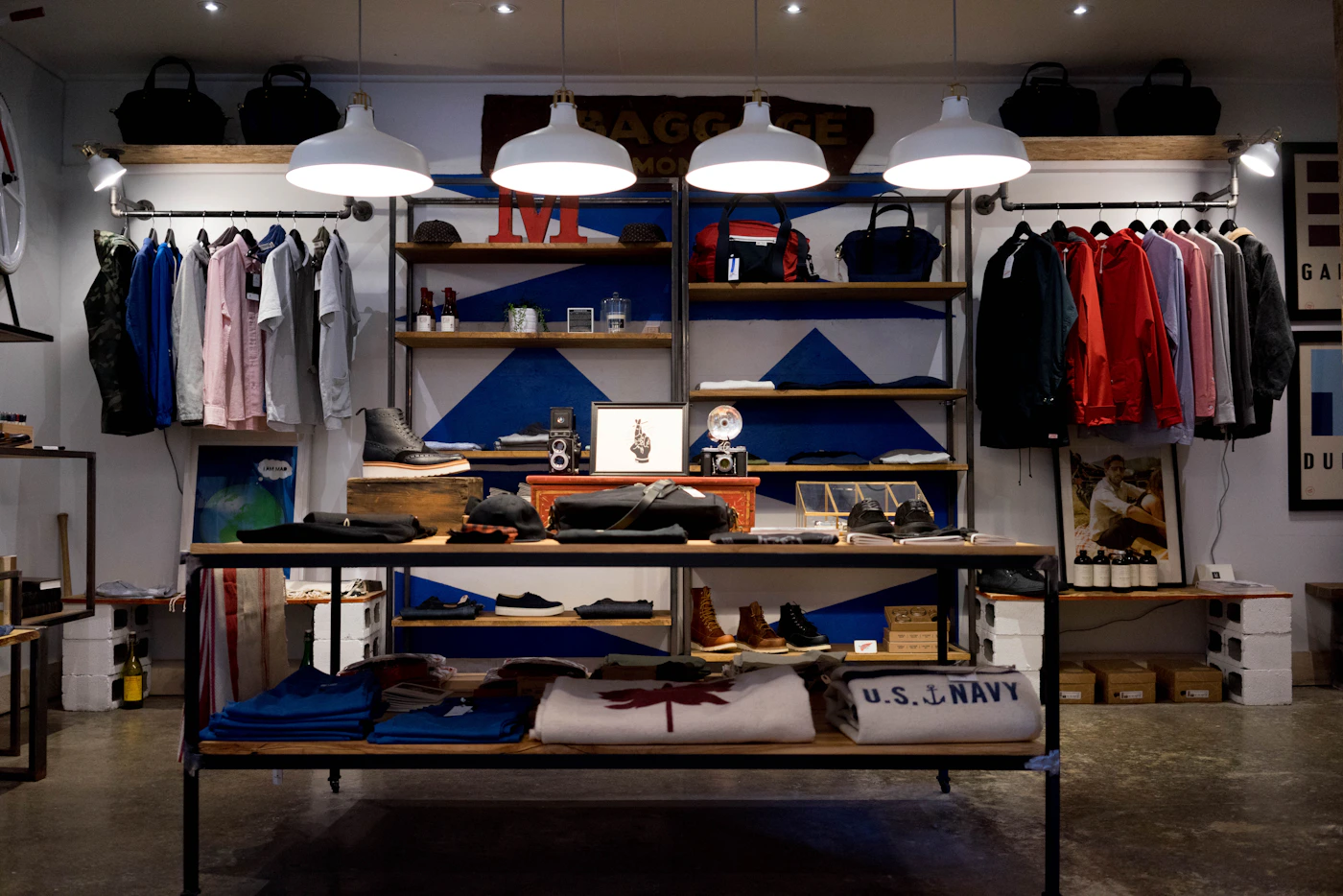Interior de loja de roupas com araras e prateleiras